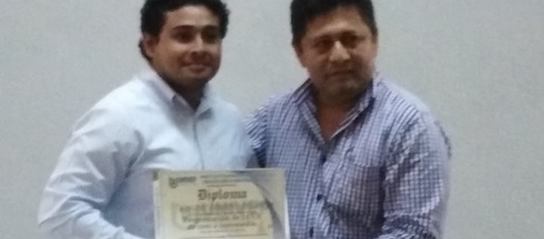 Alejandro Leyva recibiendo diploma de capacitador